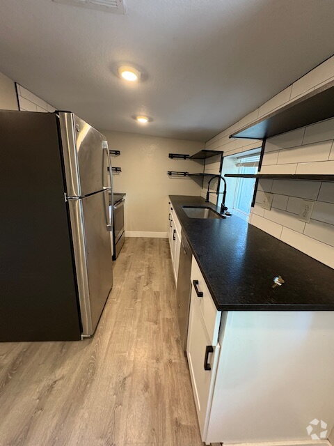 Building Photo - Beautiful Ground Level 2 Bedroom in Lakewo...