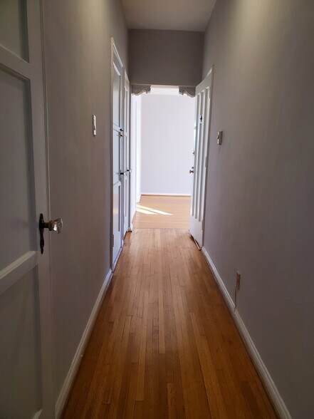 Building Photo - 1070 Masselin Ave