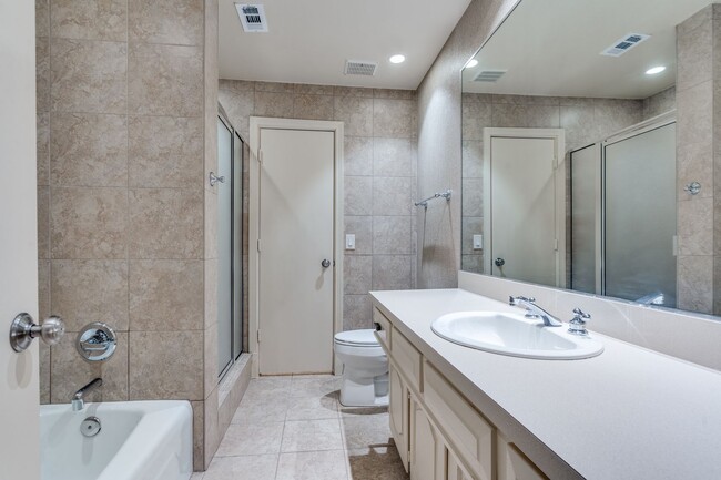 Building Photo - Charming Custom Duplex in Prestigious Pres...