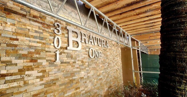 Building Photo - 3301 N Country Club Dr