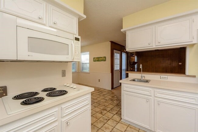 Building Photo - 5731 Old Lodge Dr