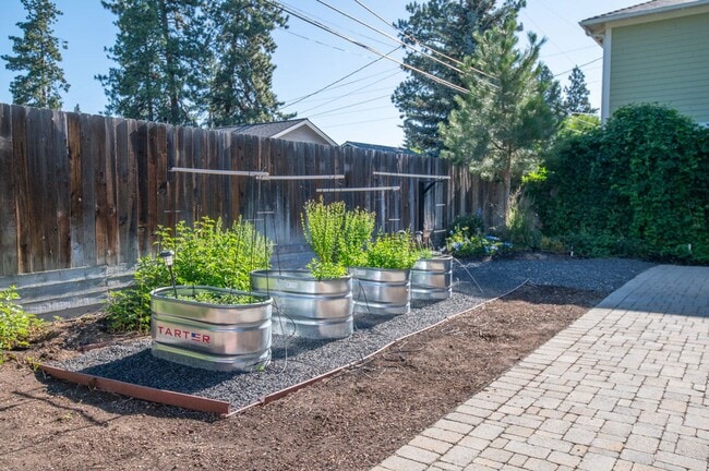 Building Photo - Quintessential Bend Living - 3 Bed | 2 Bat...