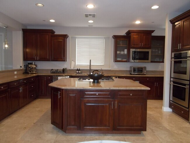 Building Photo - Spacious 4 Bed / 5 Bath Two-Story Home wit...