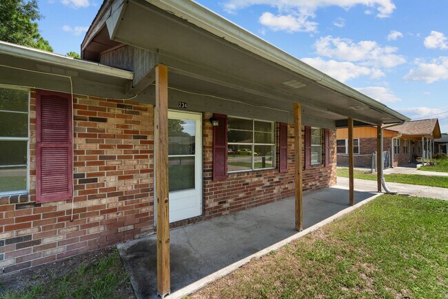 Building Photo - 234 Deerwood Dr