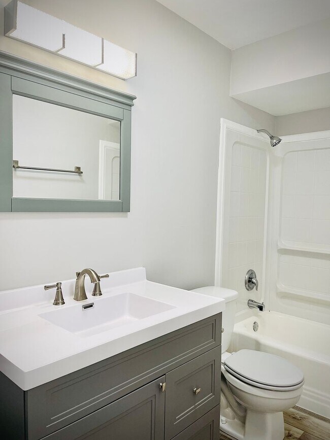 Building Photo - 3 Bedroom 1.5 Bathroom-Calumet City