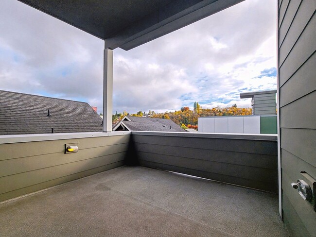 Building Photo - South Seattle 1 Bedroom + Office Townhouse with Private Deck and Parking