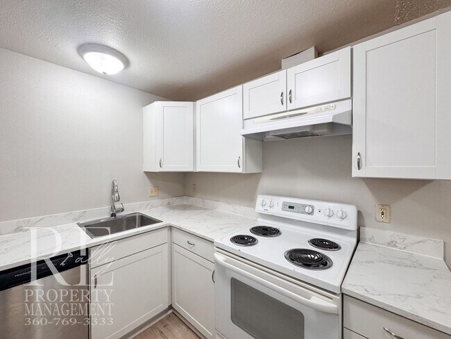 Building Photo - Refreshed 3-Bed Hefner Home with Private Lawn & Covered Parking