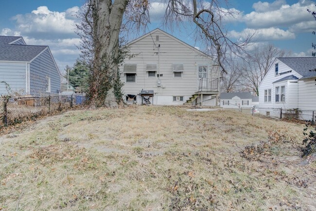 Building Photo - Cute 2 bedroom single family house in Bel-nor with attached garage.