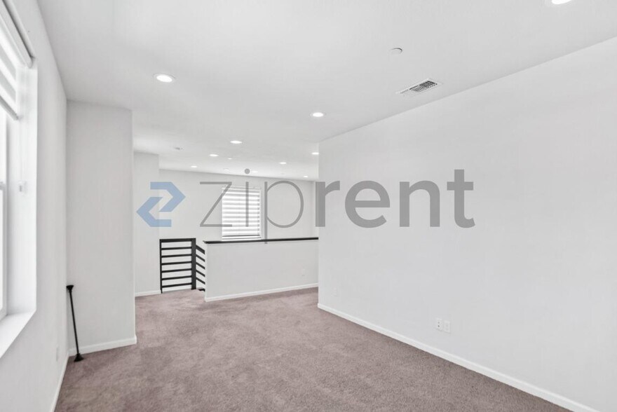 Building Photo - Unit