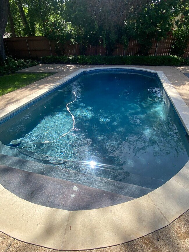 Building Photo - 4 BEDROOM WITH POOL