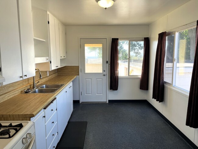 Building Photo - Pet-Friendly 2/1 Eureka Home With Large Ya...