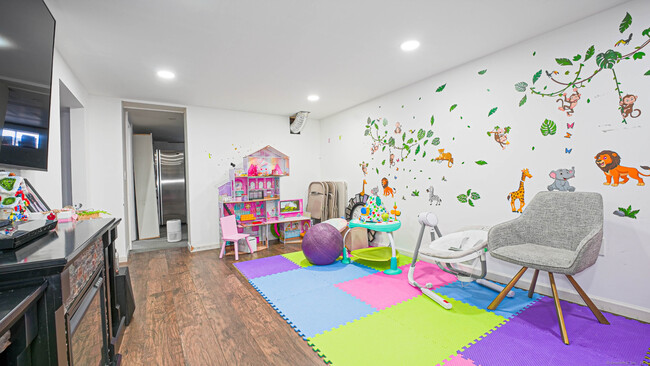 Building Photo - 92 Plainfield Dr
