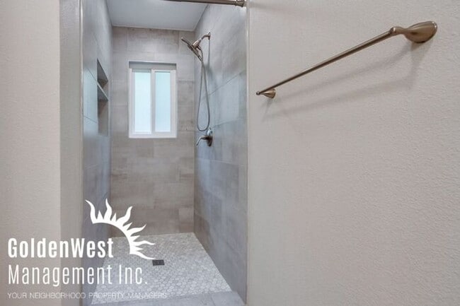 Building Photo - Stunning Two-Story 2Bdm 2.5Ba Townhome in ...