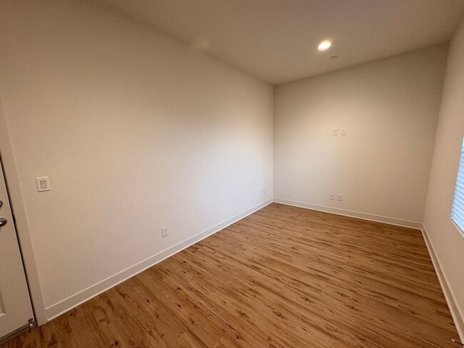 Building Photo - 2 Bed, 2.5 Bath in Anaheim!