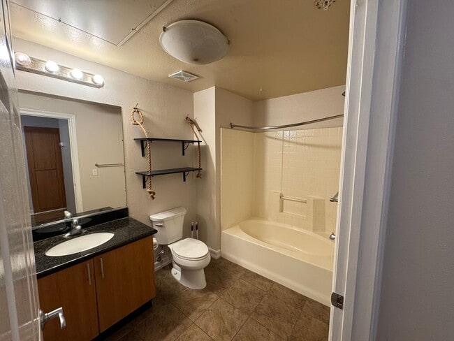 Building Photo - 3 Bedroom 2 Bathroom down town San Diego