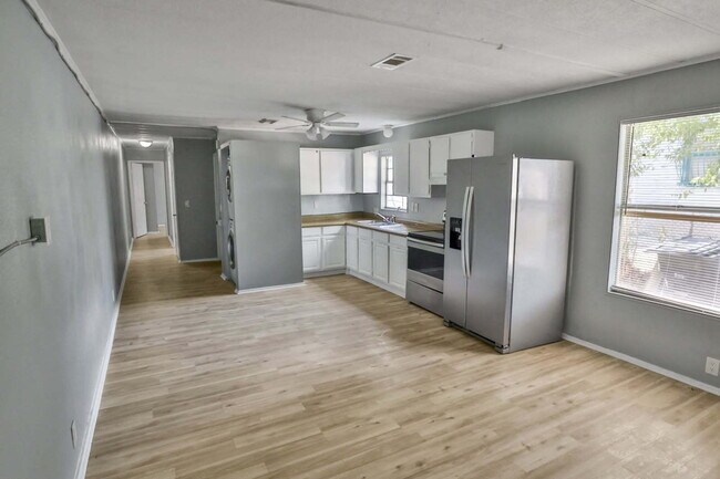 Building Photo - Newly Renovated 2 bed/1 bath