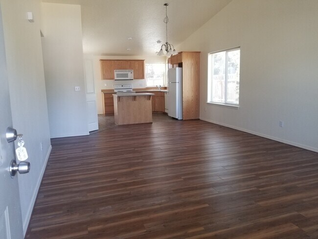 Building Photo - 16457 Cassidy Dr