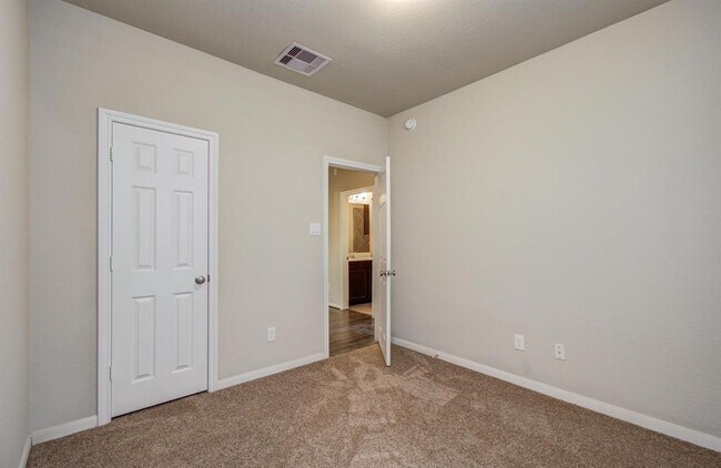 Building Photo - 15618 Whispering Green Dr