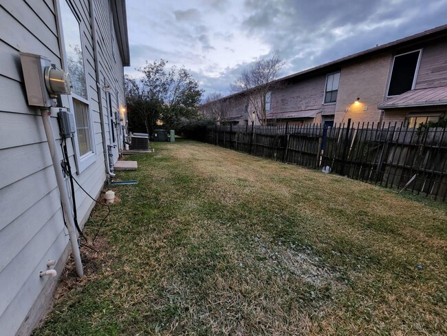 Building Photo - 11045 Landswalk Dr
