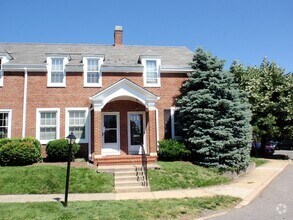 Building Photo - Beautiful 2 Bed 2 Bath Clarendon End-Unit ...