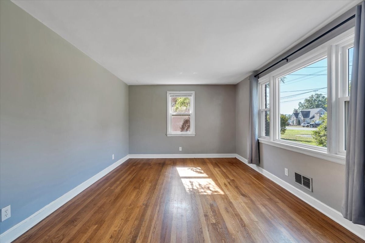 LIVING ROOM W/ LARGE PICTURE WINDOW! - 2413 Memorial Ave SW