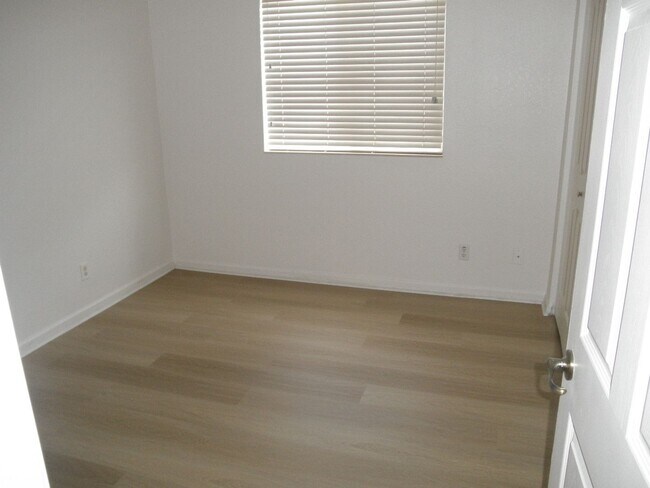 Building Photo - 2205 Oakmont Dr