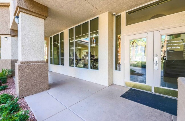 Building Photo - Modern Ground-Level Condo With A One Car Garage in Prime Southwest Location with Resort-Style Ame...