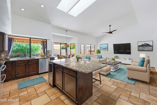 Building Photo - 5903 E Paradise Ln