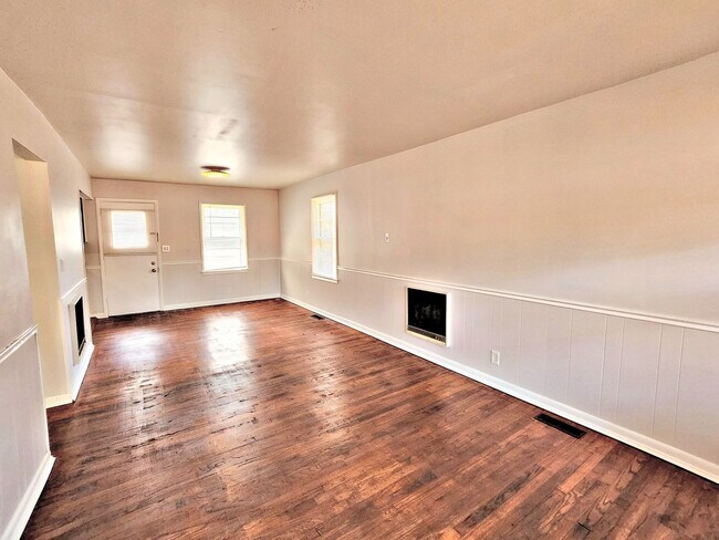 Building Photo - 402 Walker Ave NE