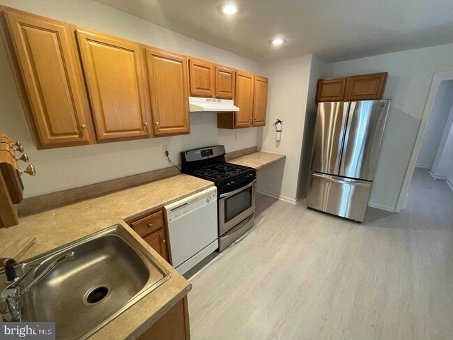 Building Photo - 2606 W Girard Ave