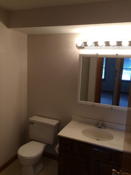 Master bath - 7065 Starcliff Ave NW