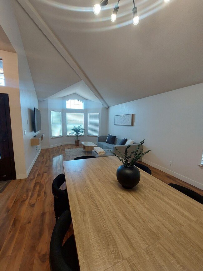 Building Photo - 4 BEDROOM 2 BATHROOM HOME 3 CAR GARAGE HOM...