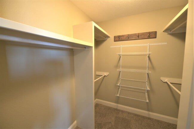 Building Photo - Charming Split Level in Ozark!
