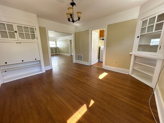 Building Photo - Charming 1928 Vintage Cottage Near Cal Poly – Available Now