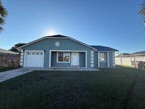 Building Photo - Beautiful single family Home.
