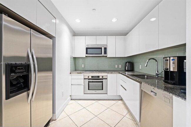 Building Photo - 1050 Brickell Ave