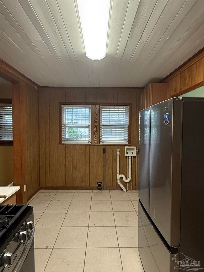 Building Photo - 307 E La Rua St