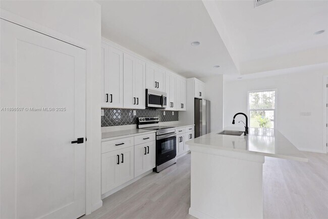 Building Photo - 746 Harriet Ave SW