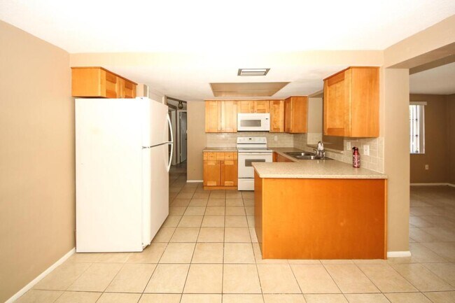 Building Photo - 10824 Queens Rd