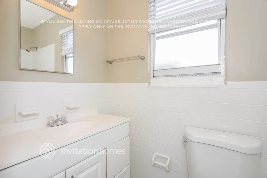 Building Photo - 458 NE 38th St