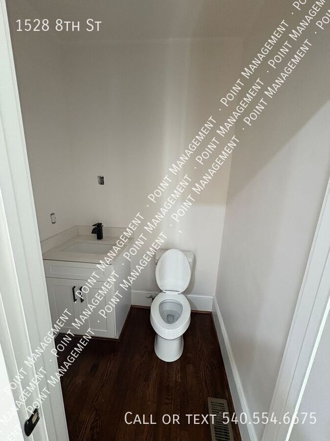 Building Photo - 1528 8th St SE