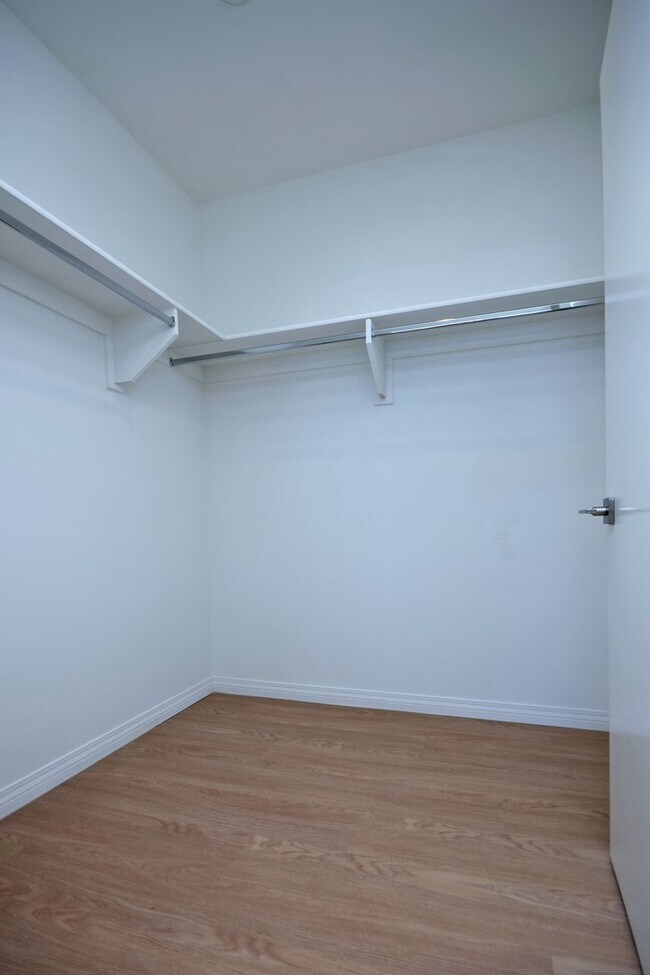 Building Photo - Luxury Apartments - Move In Special