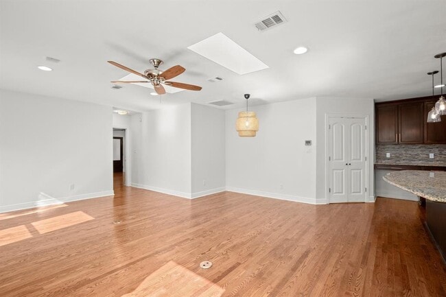 Building Photo - 2110 Oxford Ave