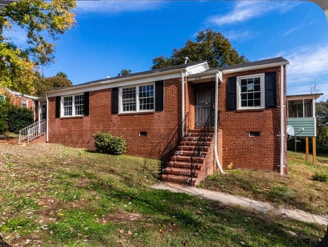 Building Photo - 1742 Lisbon Dr SW