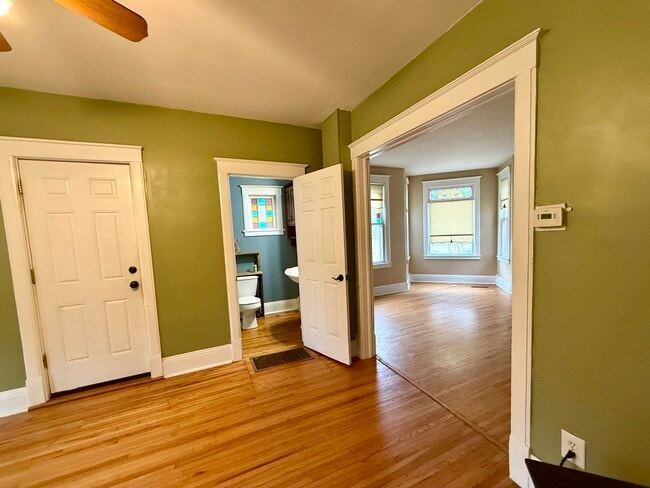 Building Photo - 603 S Batavia Ave