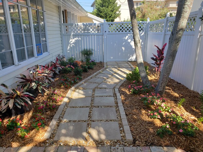 walkway on side of house - 621 SW Saint Lucie Crescent