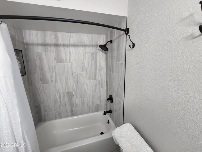 Building Photo - 630 E Julie Dr