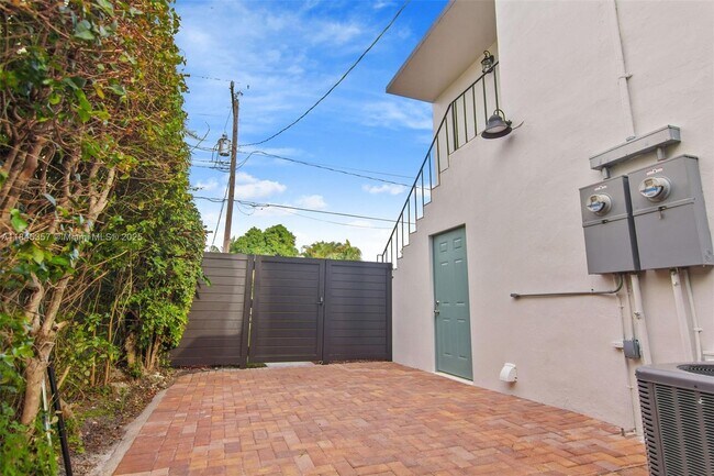 Building Photo - 1136 SW 12th Ct