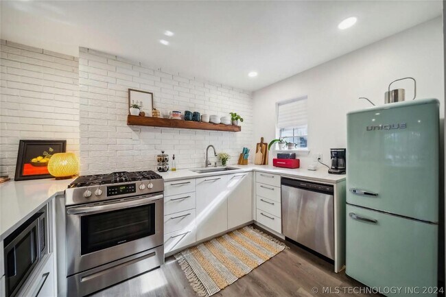 Building Photo - 1107 E 45th Pl