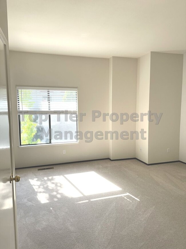 Building Photo - Very nice 2 bed, 2.5 bath, 1,178 sqft Walnut Creek Townhouse in desirable Main Chance Estates Dev...